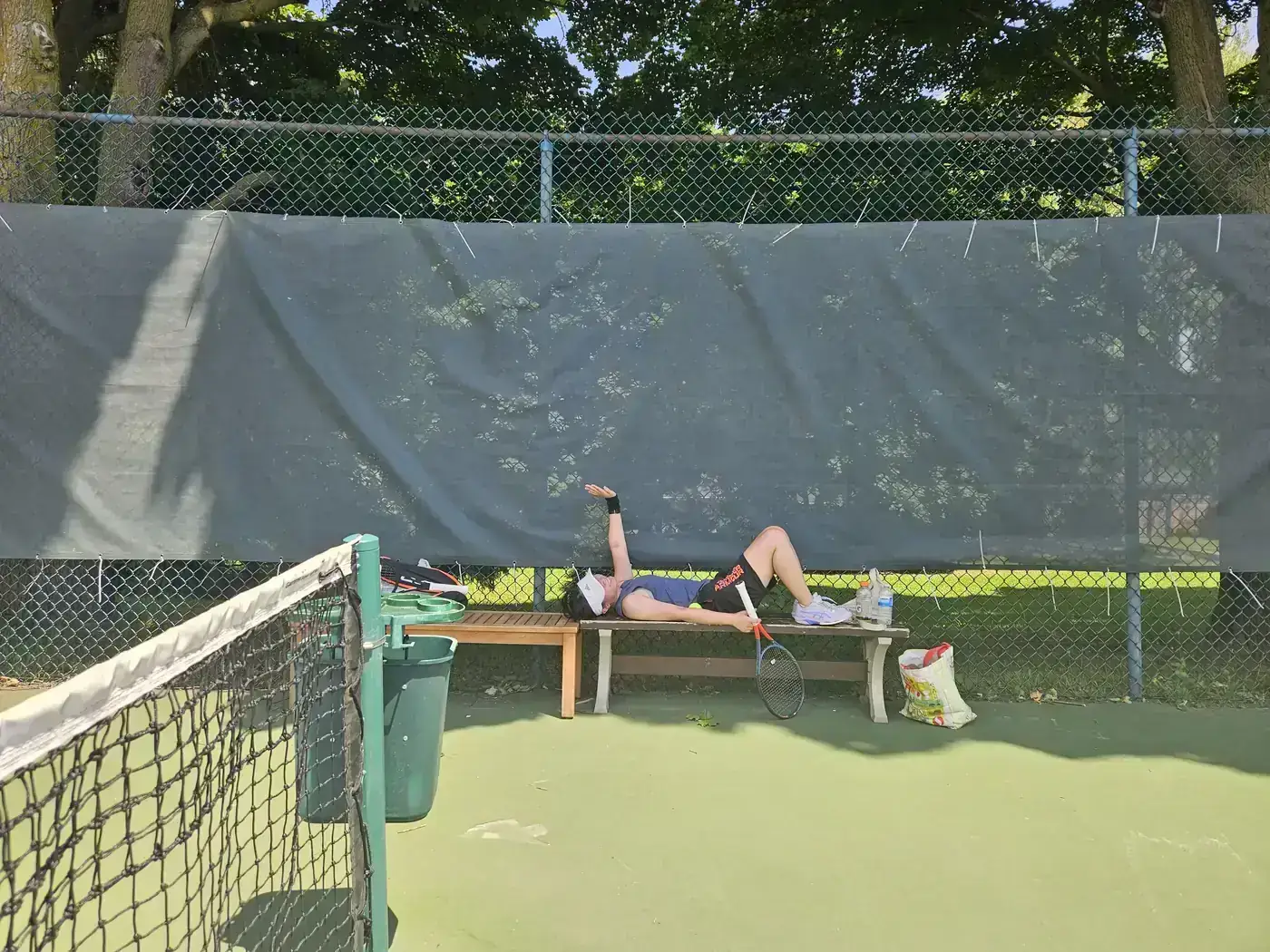 全副武装：帽子护腕运动手表，背心短裤长筒袜网球鞋，网球拍新换的线避震器新手胶，矿泉水运动饮料和拖鞋